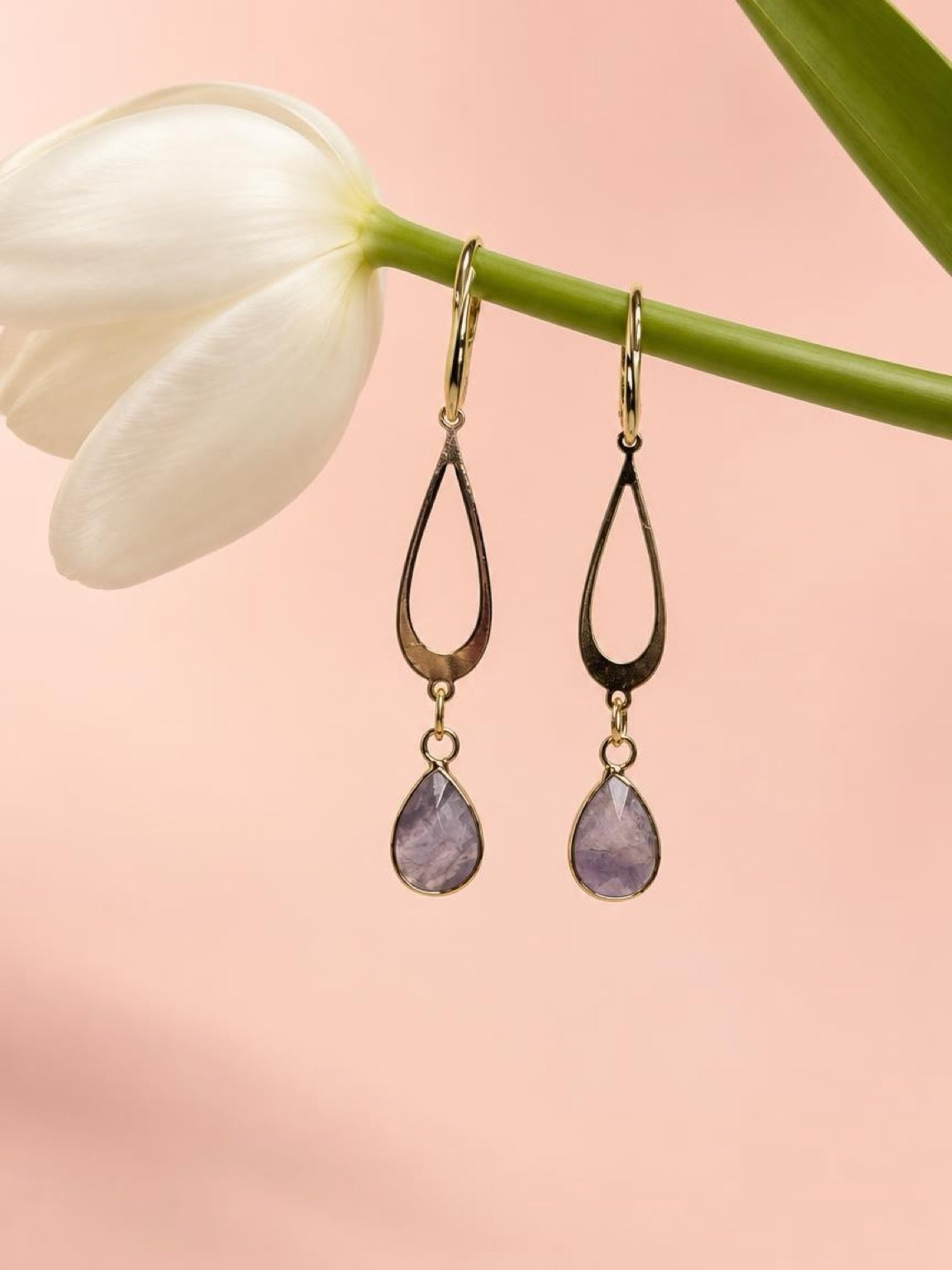Amethyst Elegance – 18K Gold-Plated Teardrop EarringsElegant, feminine, and timeless.Add a touch of sophistication to your jewelry collection with these beautiful Amethyst Teardrop Earrings. Featuring delicate open teardrop designs in 18K gold-plated meta