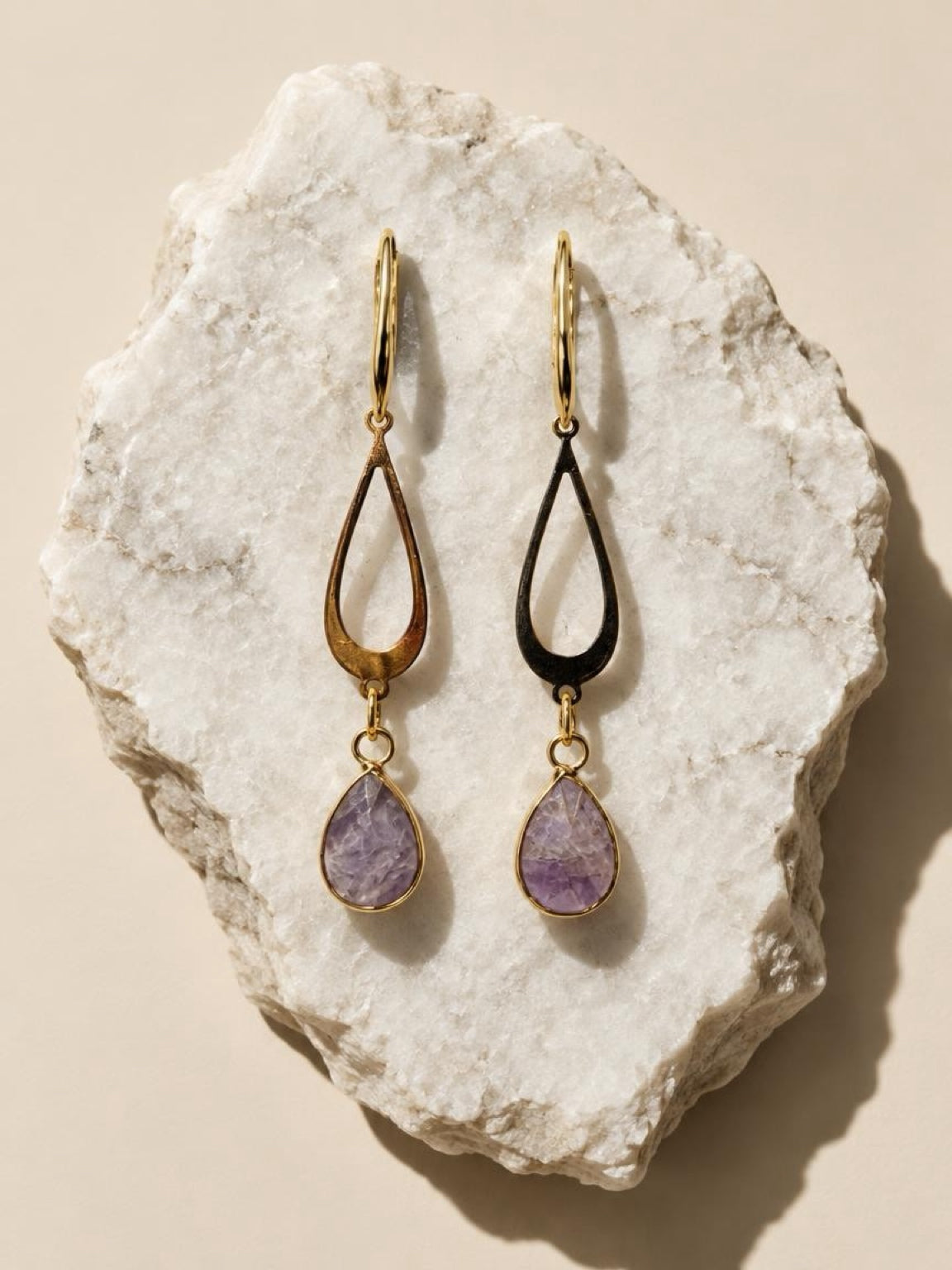 Amethyst Elegance – 18K Gold-Plated Teardrop EarringsElegant, feminine, and timeless.Add a touch of sophistication to your jewelry collection with these beautiful Amethyst Teardrop Earrings. Featuring delicate open teardrop designs in 18K gold-plated meta
